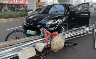 悲剧瞬间：汽车失控撞飞自行车，无辜骑行者命丧车轮