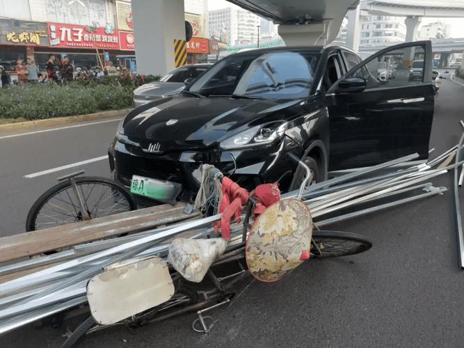 悲剧瞬间:汽车失控撞飞自行车,无辜骑行者命丧车轮-第1张图片-49车牌靓号 悲剧瞬间:汽车失控撞飞自行车,无辜骑行者命丧车轮-第1张图片-49车牌靓号