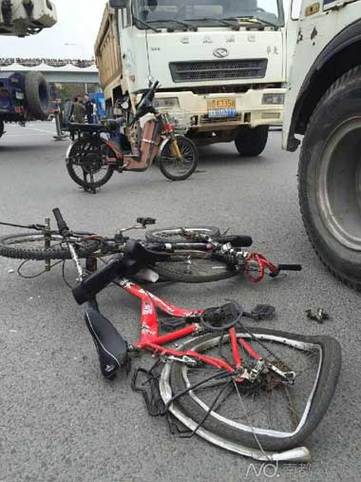 悲剧瞬间:汽车失控撞飞自行车,无辜骑行者命丧车轮-第2张图片-49车牌靓号 悲剧瞬间:汽车失控撞飞自行车,无辜骑行者命丧车轮-第2张图片-49车牌靓号