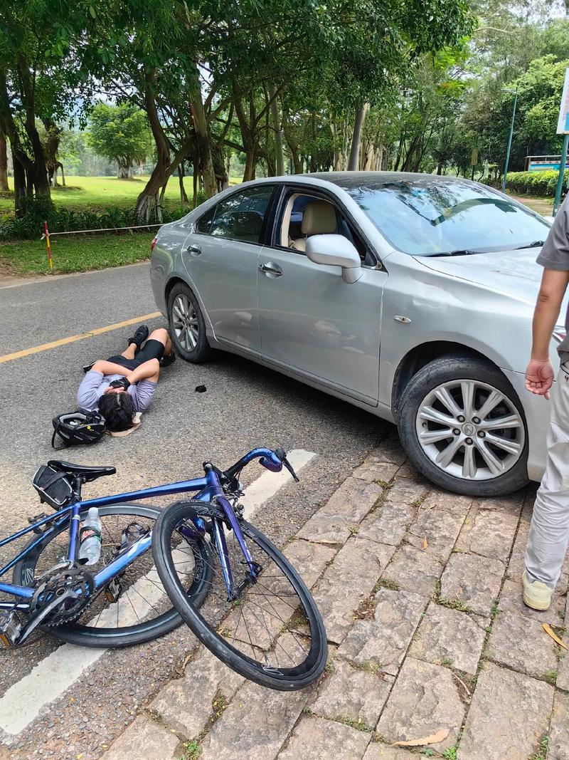 悲剧瞬间:汽车失控撞飞自行车,无辜骑行者命丧车轮-第3张图片-49车牌靓号 悲剧瞬间:汽车失控撞飞自行车,无辜骑行者命丧车轮-第3张图片-49车牌靓号
